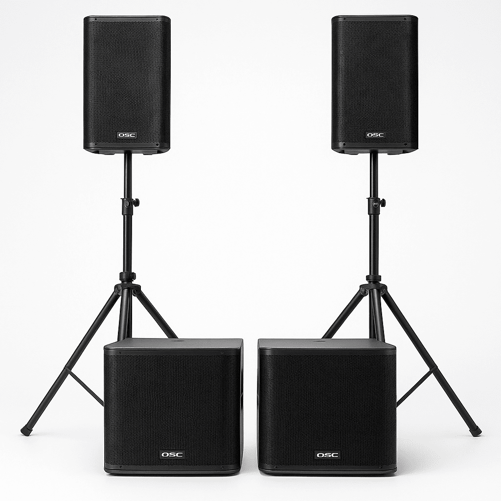 Professionelles QSC 4 kW Lautsprechersystem mit zwei Subwoofern und zwei Fullrange-Lautsprechern auf Stativen vor weißem Hintergrund.